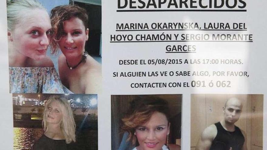 Cartel donde aparecen fotos de las dos mujeres halladas muertas, Marina y Laura, y el sospechoso desaparecido, Sergio Morante. // Efe