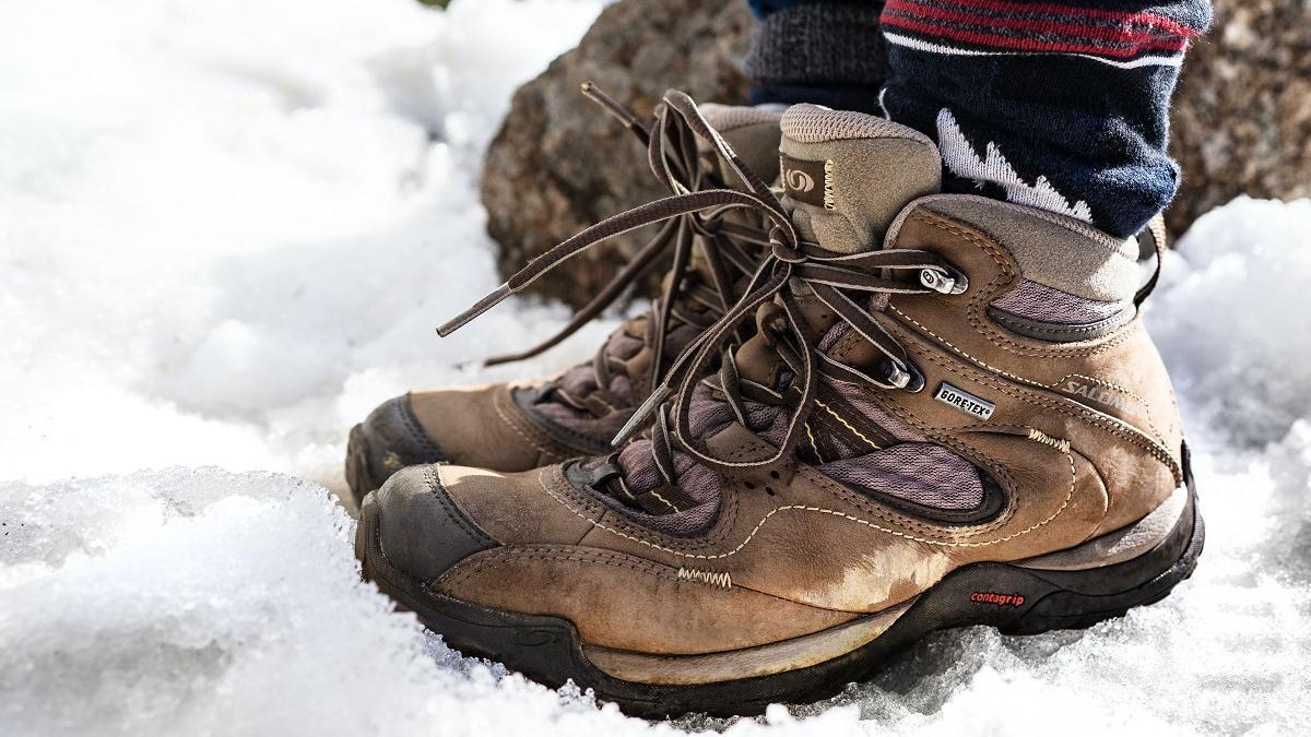 Deben utilizarse calcetines altos, que sobresalgan de la altura de la bota.