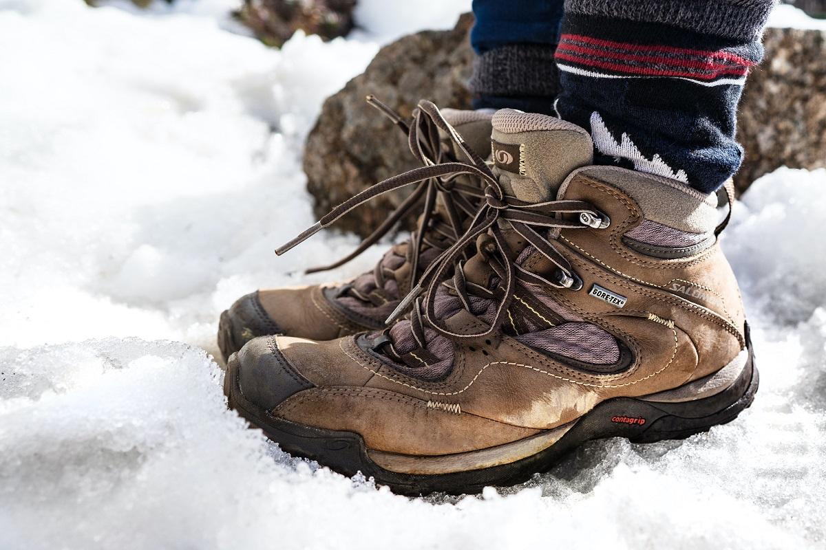 Deben utilizarse calcetines altos, que sobresalgan de la altura de la bota.