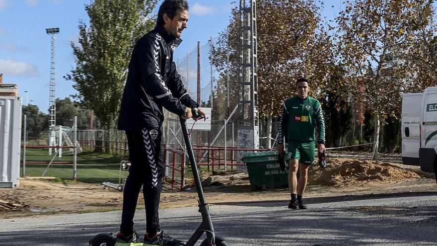 Pacheta, en el patinete eléctrico con el que ha ido al polideportivo de Altabix