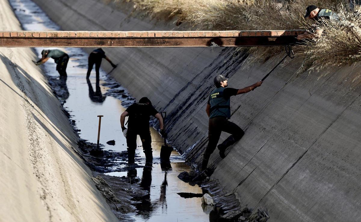 La Guardia Civil busca el arma en un canal de Mocejón