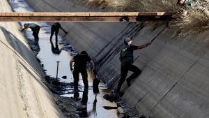 La Guardia Civil busca el arma en un canal de Mocejón
