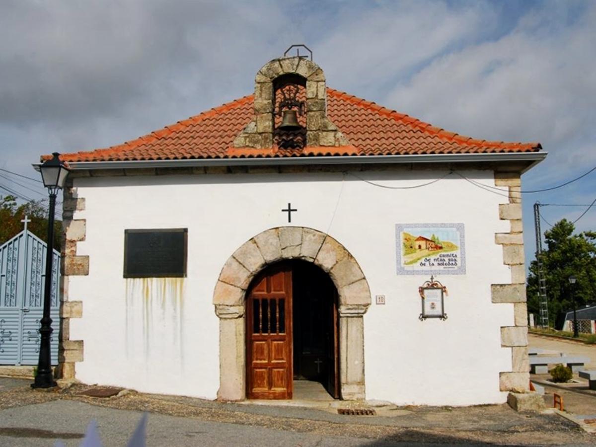 La ruta comienza en la Ermita de Nuestra Señora de la Soledad y continúa por la antigua carretera N 1