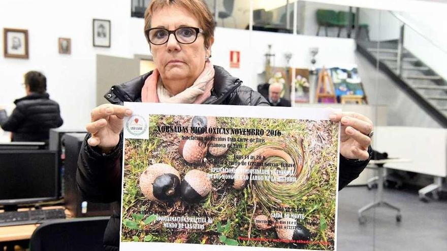 Cristina García-Echave, con el cartel de las charlas.