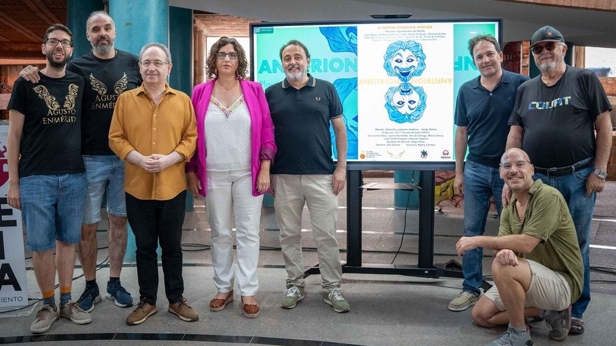Asistentes a la presentación de 'El festival conquista espacios', en Mérida.
