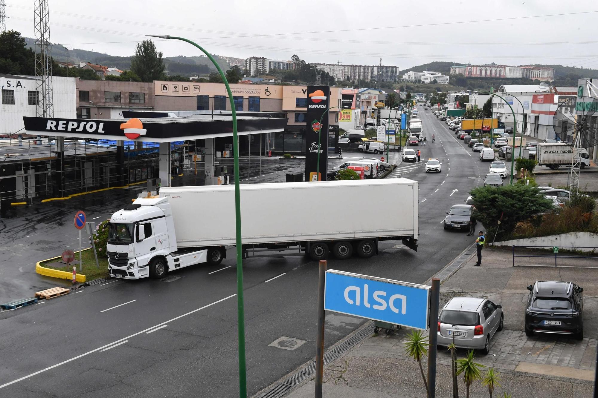 Un tráiler queda atascado en Pocomaco e interrumpe el tráfico en los accesos al polígono