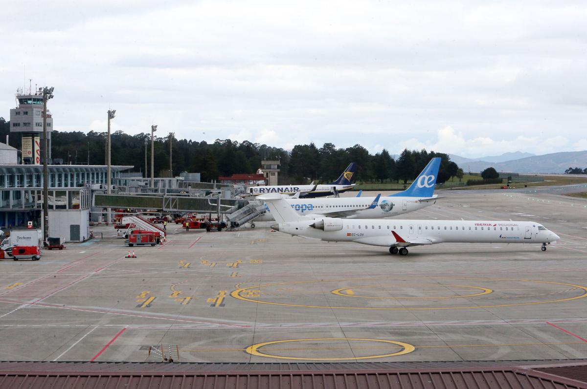 Foto de archivo de aviones de Air Nostrum, Air Europa y Ryanair en el aeropuerto de Vigo.
