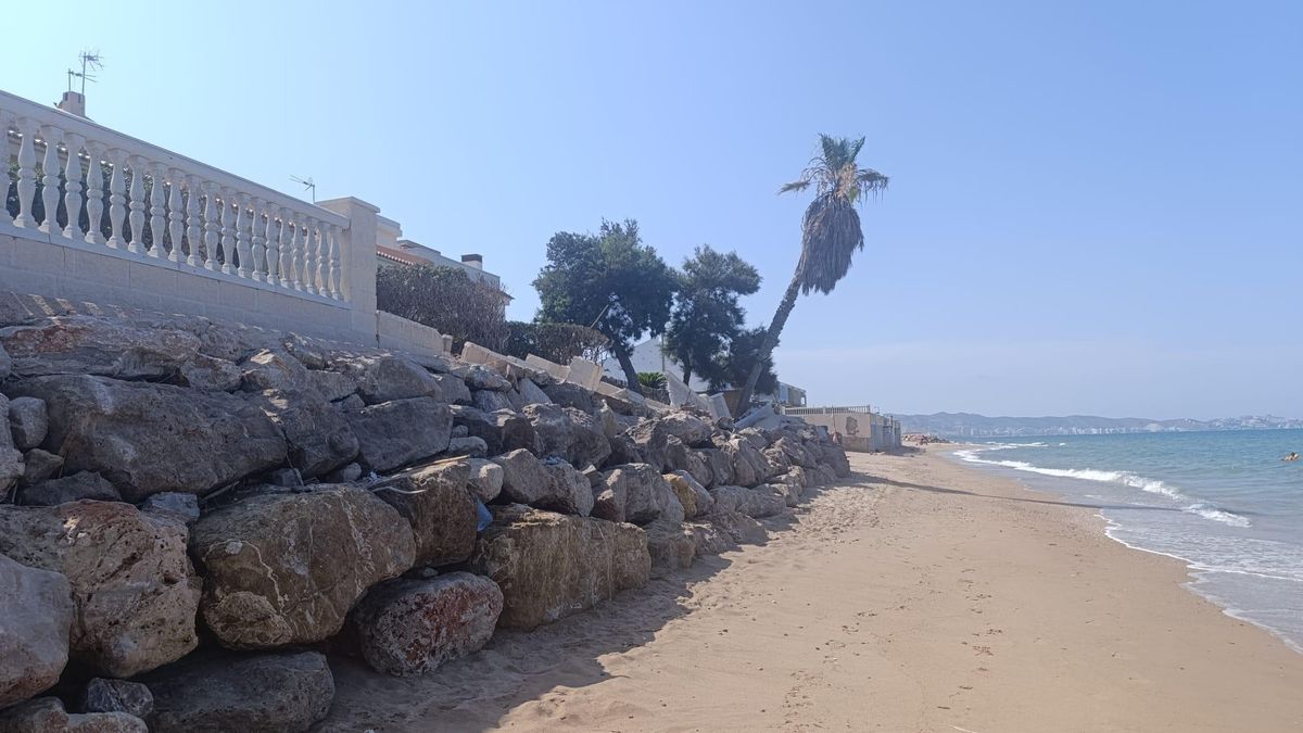 La playa de la Goleta de Tavernes, donde el espacio de arena es inexistentes