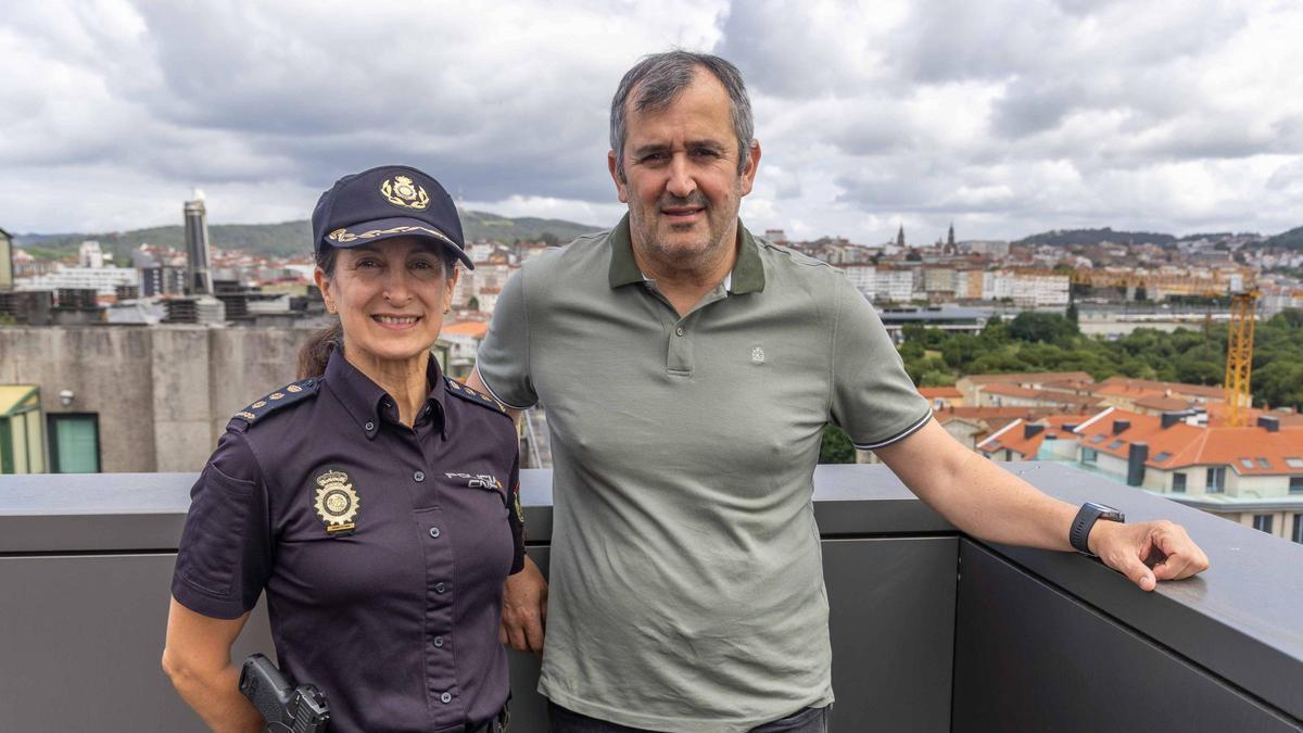 La comisaria jefe de Santiago, Nuria Palacios, y el secretario de la Comisaría, Javier García Reija, este martes, en la sede de ‘EL CORREO GALLEGO’.