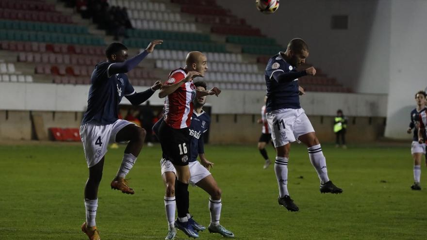 El Zamora CF se estrella contra la fortaleza del Marino de Luanco