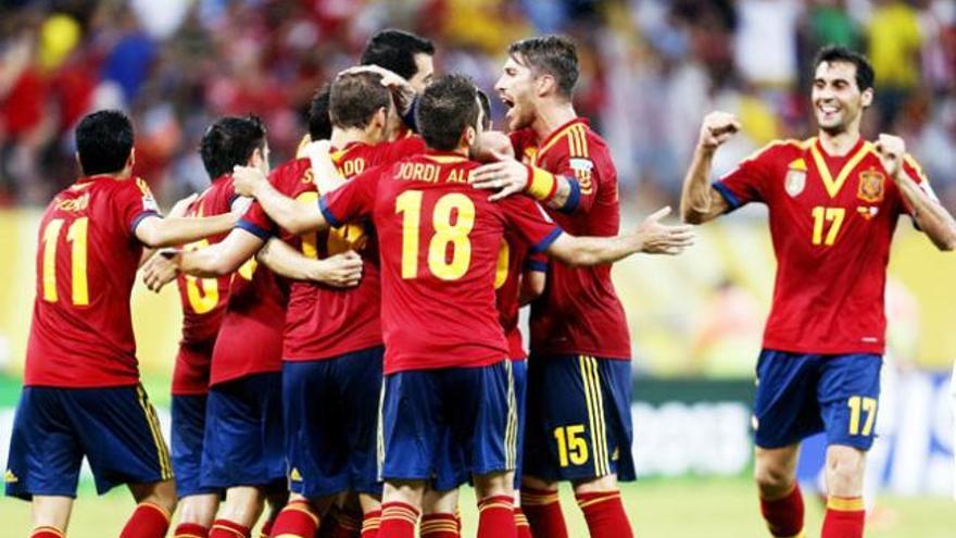 Los jugadores de &#039;La Roja&#039; celebran un gol.