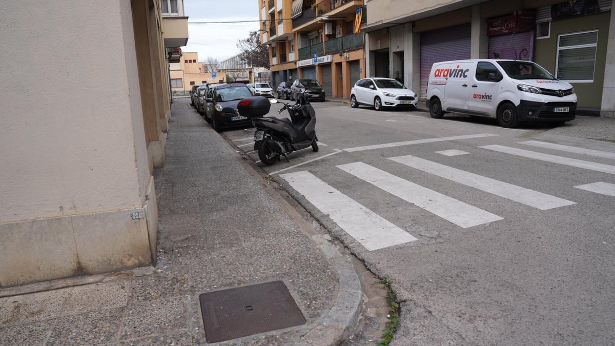 Una imatge de la vorera del carrer del Rosselló.