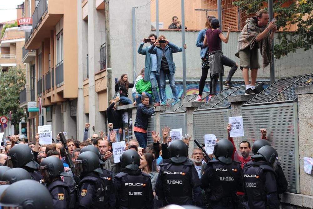 La Policia Nacional desallotja el col·legi Verd de Girona