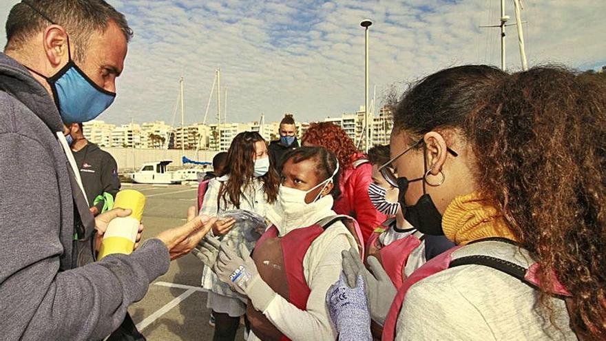 Alumnes al port, durant les jornades de recollida.