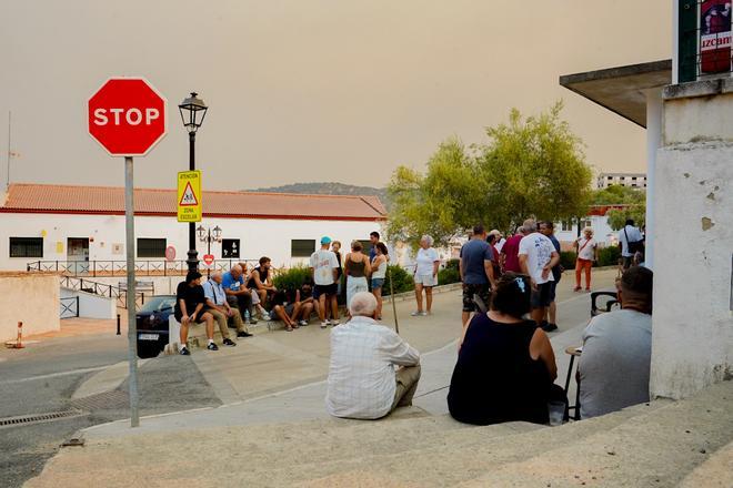 FOTOGALERÍA | El Castillo de las Guardas (Sevilla) acoge a los vecinos desalojados por el incendio de Niebla (Huelva)