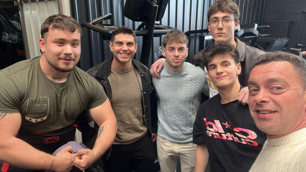 Javier Álvarez, a la izquierda, con preparadores y amigos.