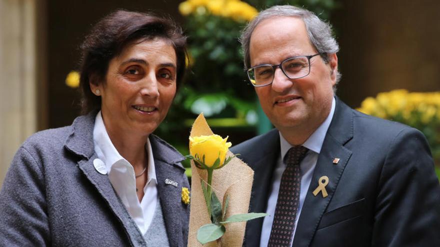 Quim Torra li regala una rosa a la seva esposa.