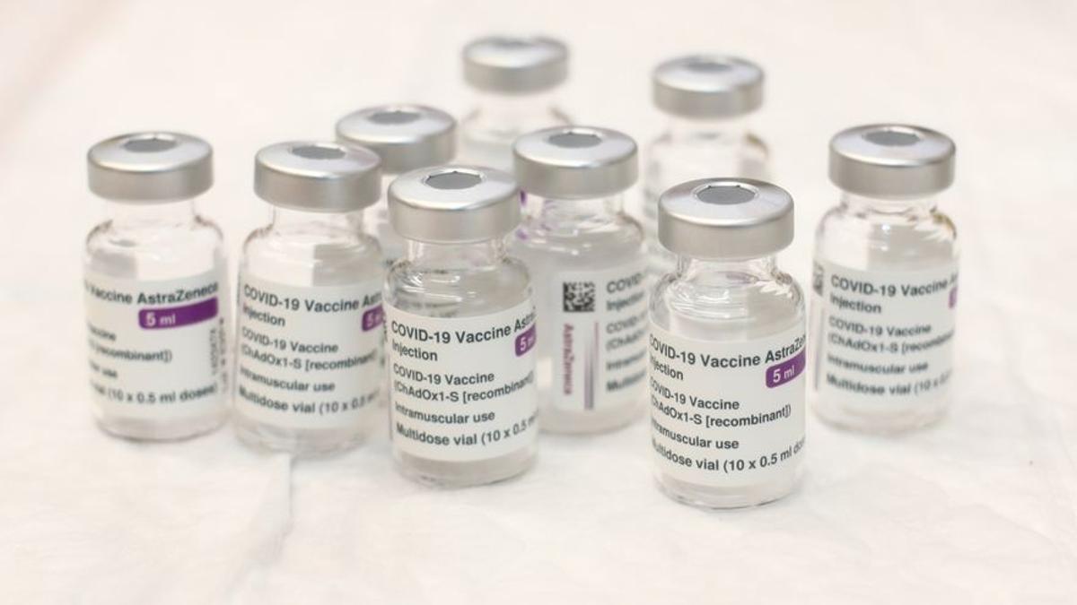 Sanidad suspende al menos 15 días la vacunación con AstraZeneca