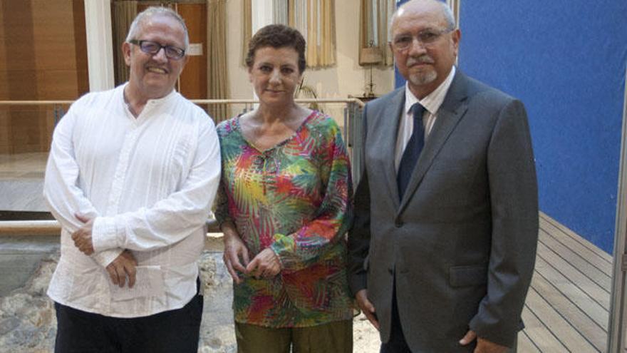 Juan José Téllez, Ángeles Caso y Diego Rodríguez, antes de la inauguración del curso 2015-2016 del Ateneo de Málaga.