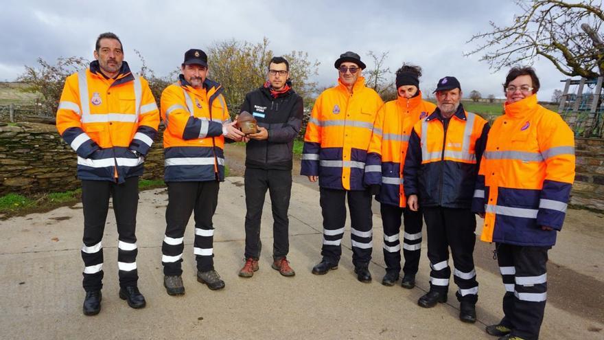 Carlos Núñez, en el centro, con un grupo de voluntarios de Protección Civil. | Ch. S.