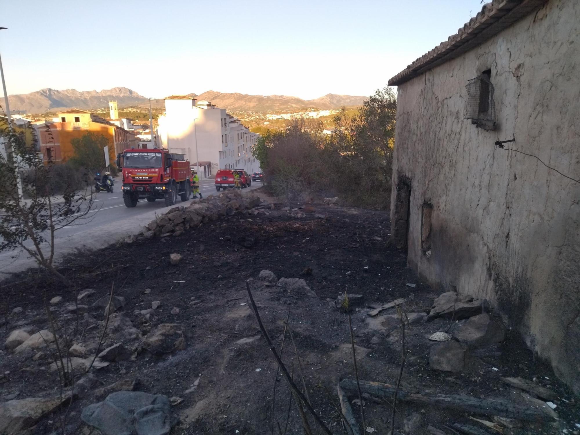 Los estragos del incendio de Teulada que desató el castillo de fuegos artificiales (imágenes)