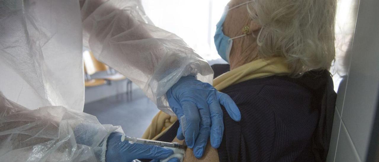 Una persona mayor de 80 años se vacuna en un centro de salud de Alicante. | PILAR CORTÉS
