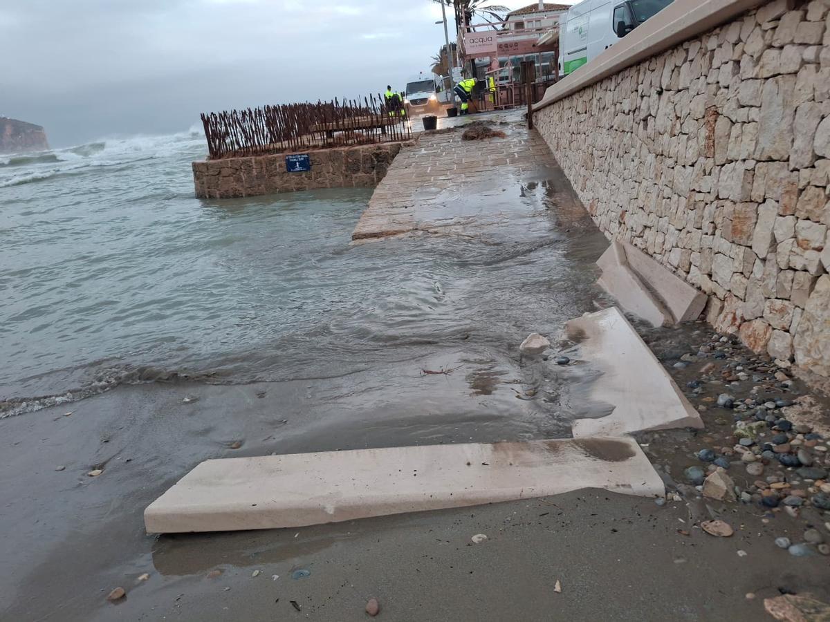El estropicio del temporal Harry en las playas de Dénia y Xàbia (imágenes)