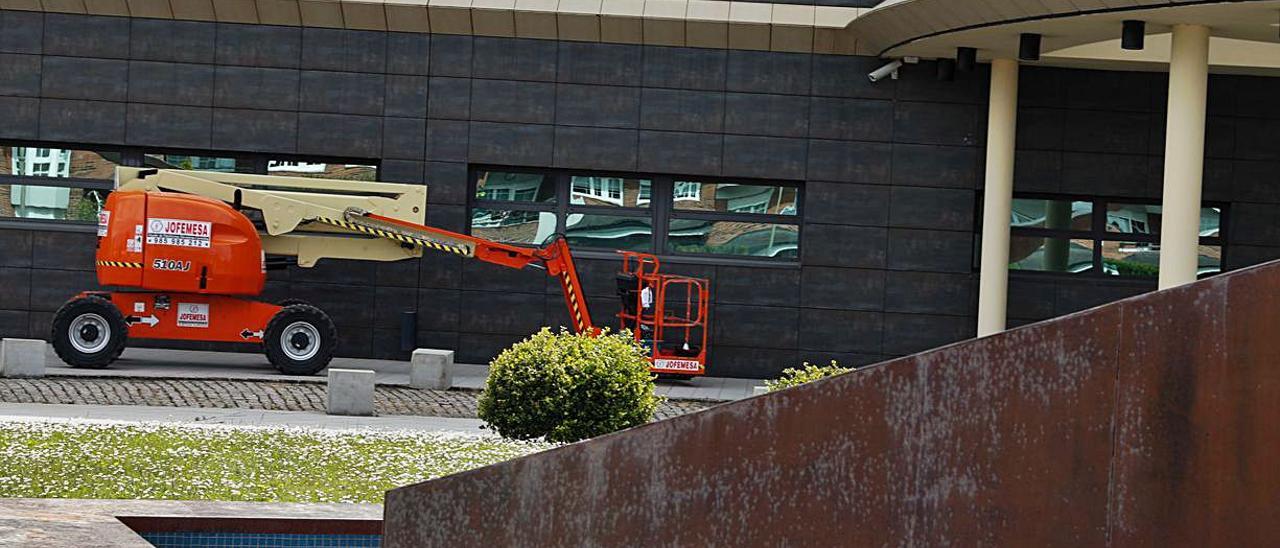 Una grúa para la limpieza de cristaleras, ante el hotel hotel corverano URH Zen Balagares.