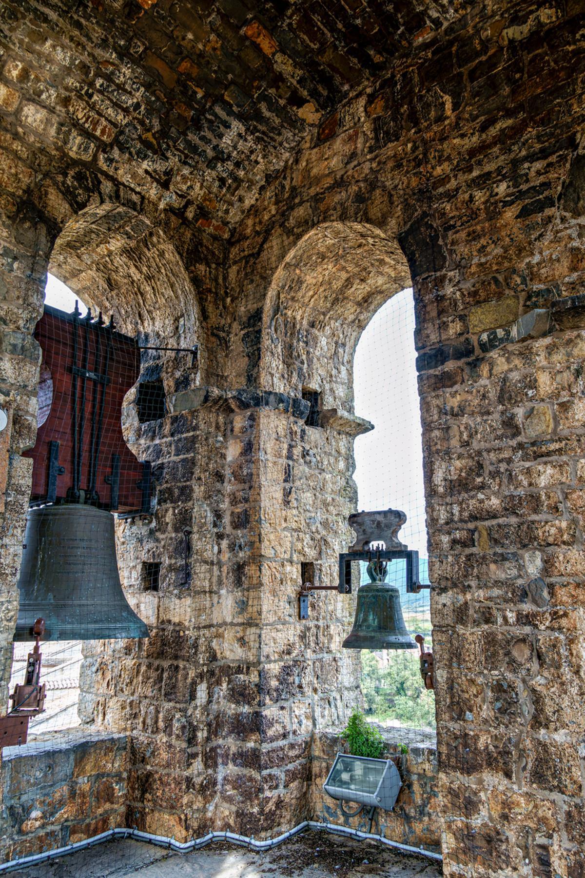 Campanario de piedra de la iglesia románica de Santa María.
