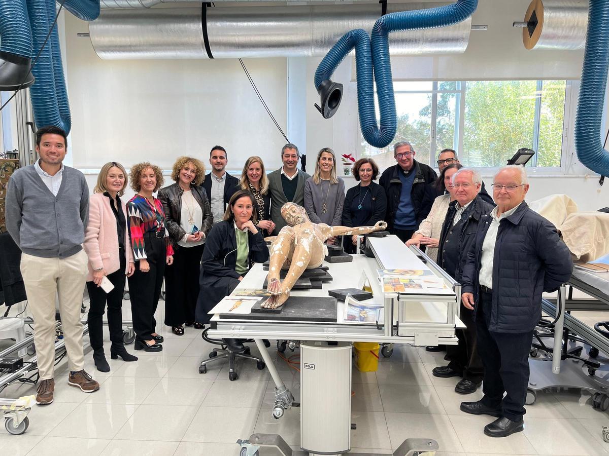 El conseller de Cultura, Vicente Barrera, con la alcaldesa, miembros del gobierno local y párrocos junto a la imagen del Cristo