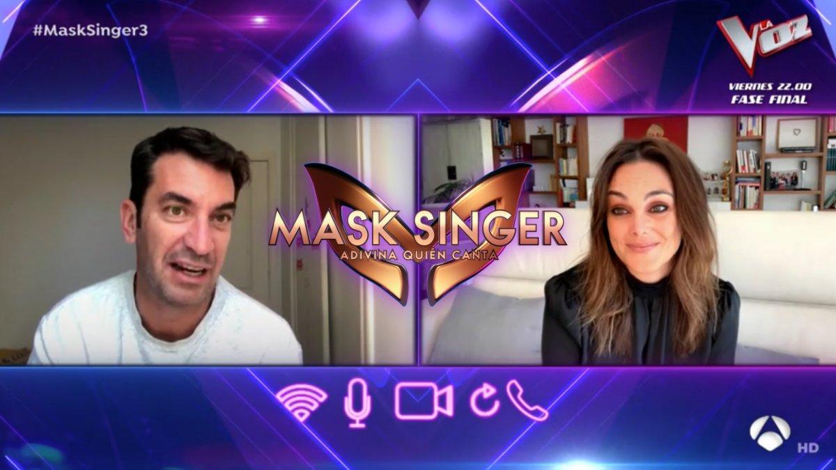 Arturo Valls y Mónica Carrillo conversando en 'Mask Singer: Detrás de la máscara'