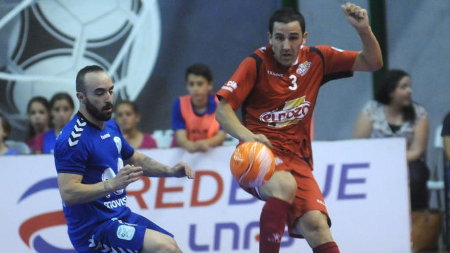 José Ruiz lucha por un balón con Ricardinho durante el partido de ayer.