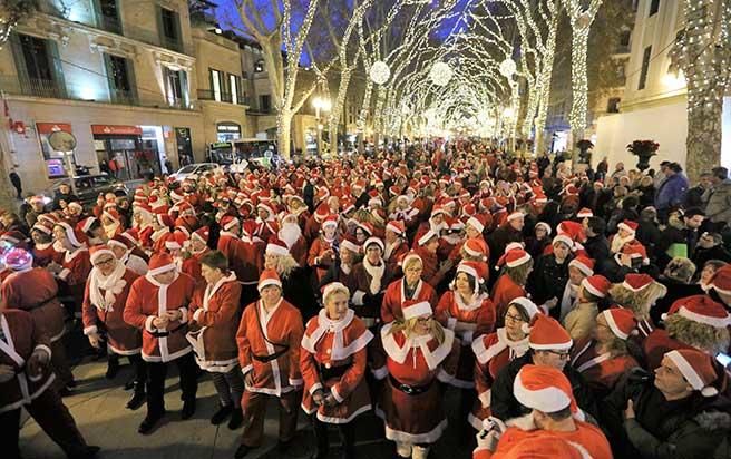 Hunderte Weihnachtsmänner tanzen in Palma