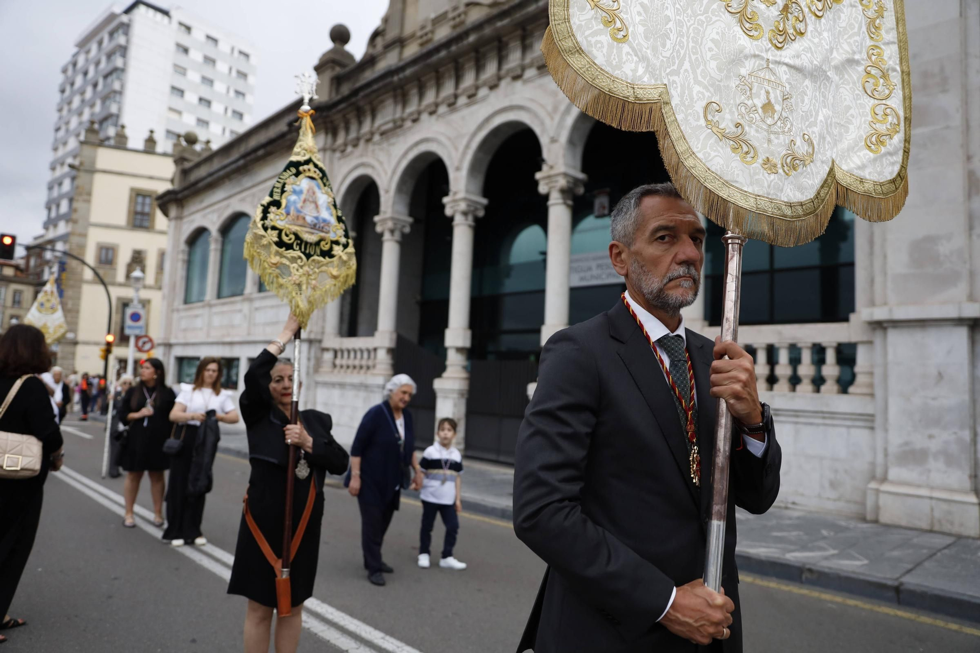 Pétalos, incienso, niños... así fue la procesión del Corpus Christi en Gijón (en imágenes)