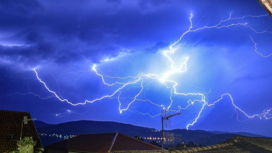 Rayos en la localidad pontevedresa de Campo Lameiro. | David Domínguez