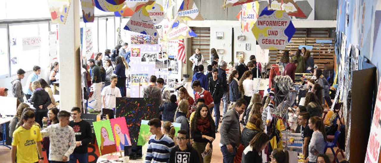 Alumnos en la III Feria Proyecto Personal en el colegio Heidelberg.