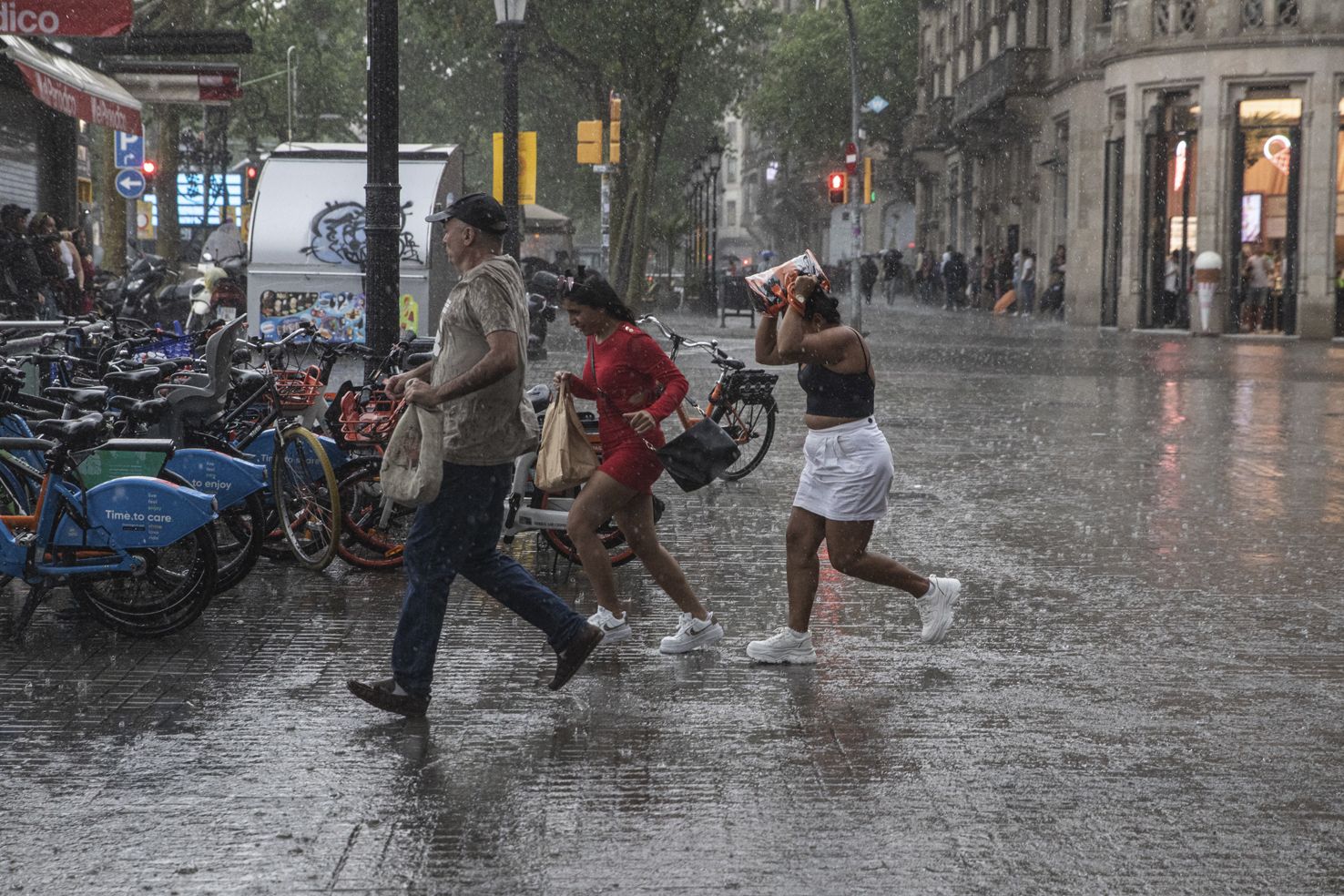 La lluvia por fin llega a Barcelona