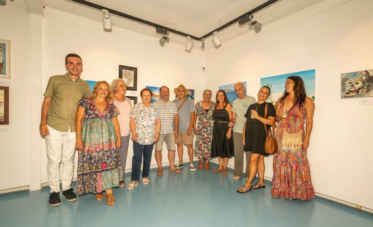 La sala de exposiciones de Can Curt acoge hasta el día 1 las obras de algunos de los artistas del pueblo. | J.A.R.