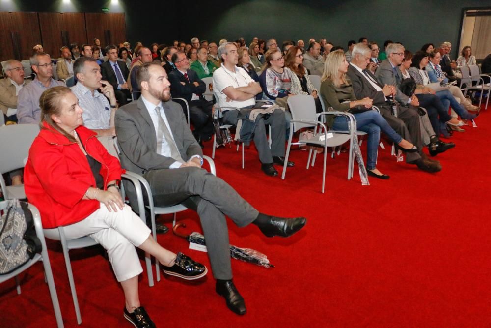 Presentación del libro "Cartelería de Prevención de Riesgos Laborales" en el Club Prensa Asturiana de LA NUEVA ESPAÑA