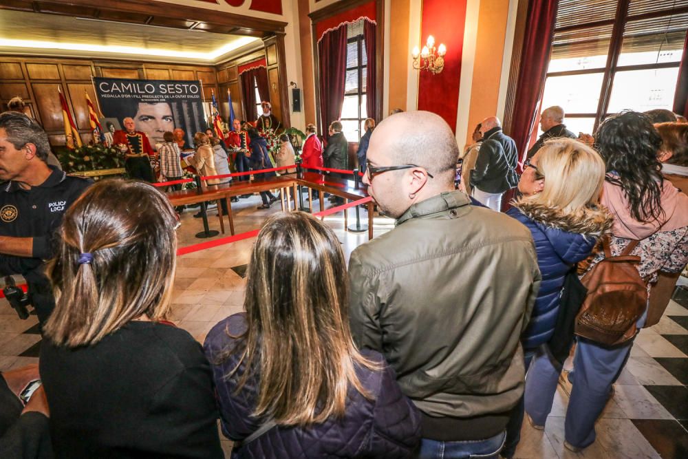 Cientos de personas pasan por delante de la urna con las cenizas del cantante para rendirle el último homenaje