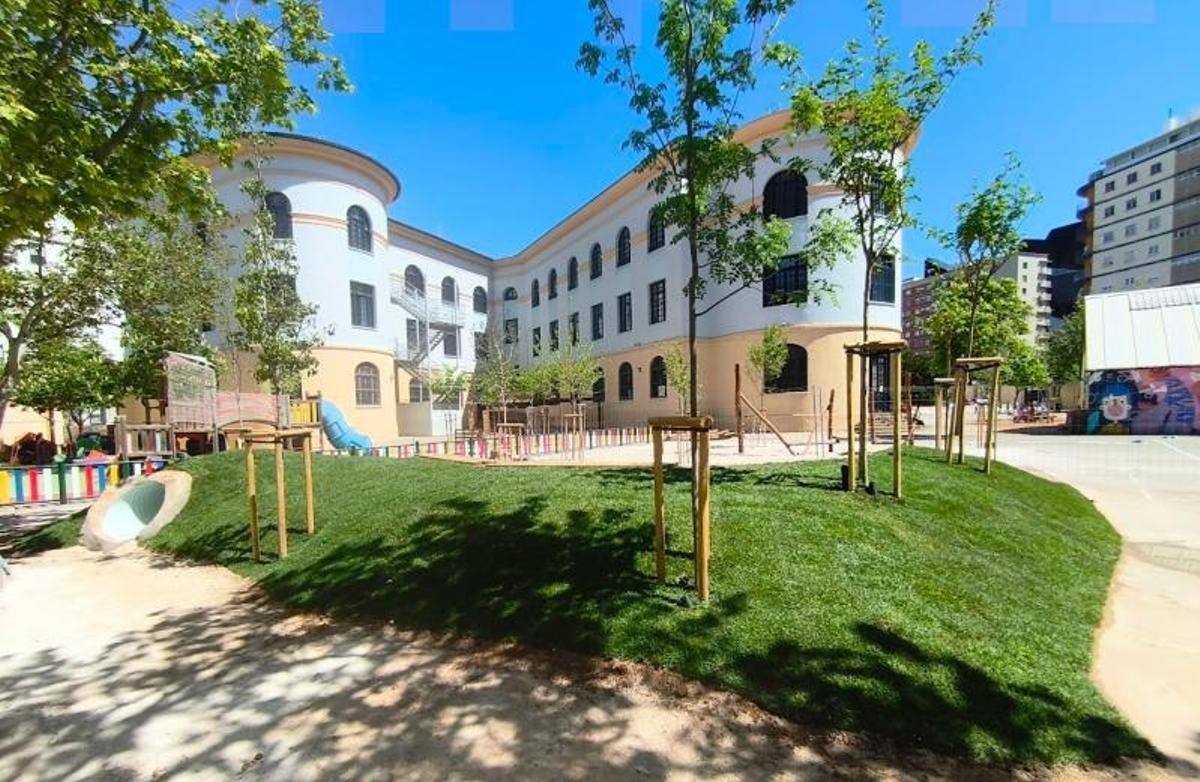Imagen del patio del colegio Joaquín Costa tras la renaturalización de su patio.