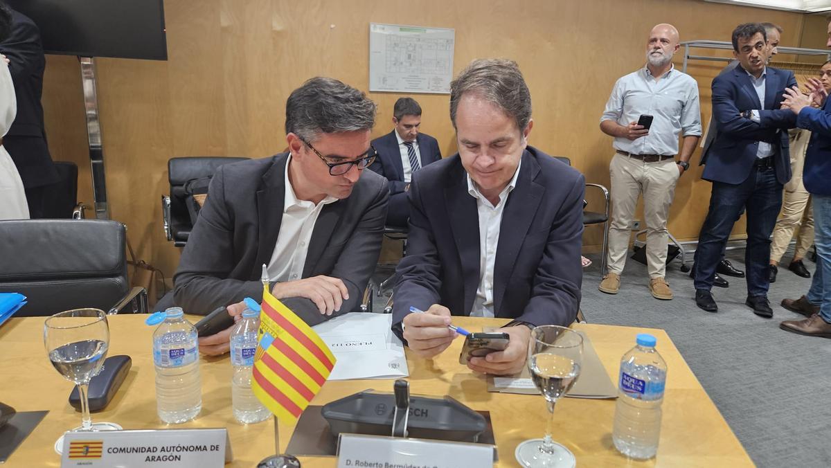El consejero de Hacienda, Roberto Bermúdez de Castro, con el director general de Presupuestos, Ignacio Barquero.