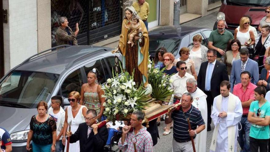 El alcalde y concejales, en la procesión de la Virgen del Carmen de Chapela. // Marta G. Brea