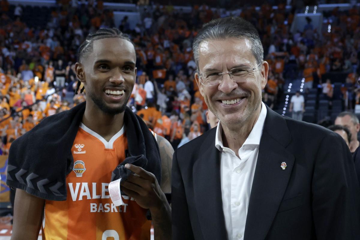 El entrenador del Valencia Basket, Pedro Martínez, y el escolta dominicano Jean Montero tras el segundo partido de las Finales de la Liga Endesa disputado en el pabellón Roig Arena de Valencia, entre Valencia Basket y FC Barcelona. EFE/Miguel Ángel Polo