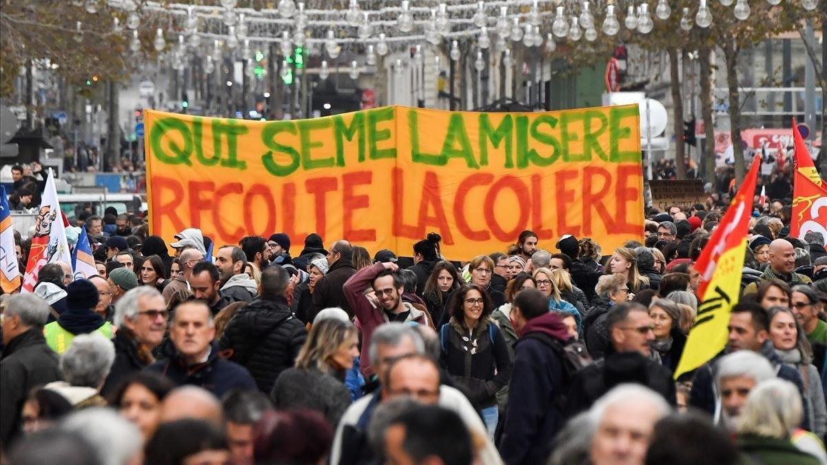 zentauroepp51227359 people hold a banner reading who sows misery reap the rage 191205232724 zentauroepp51227359 people hold a banner reading who sows misery reap the rage 191205232724