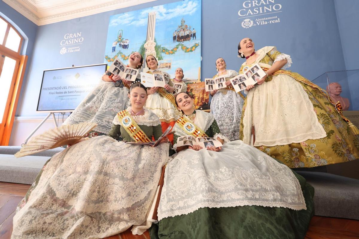 12/05/2026. VILA-REAL. En el Gran Casino, presentación del llibret de las fiestas de Sant Pasqual. Fotos variadas del acto, de la reina y las festeras ojeando el programa, etc.