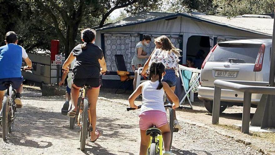 Un grup de nens en bicicleta al càmping l&#039;Hostalet de Serrateix