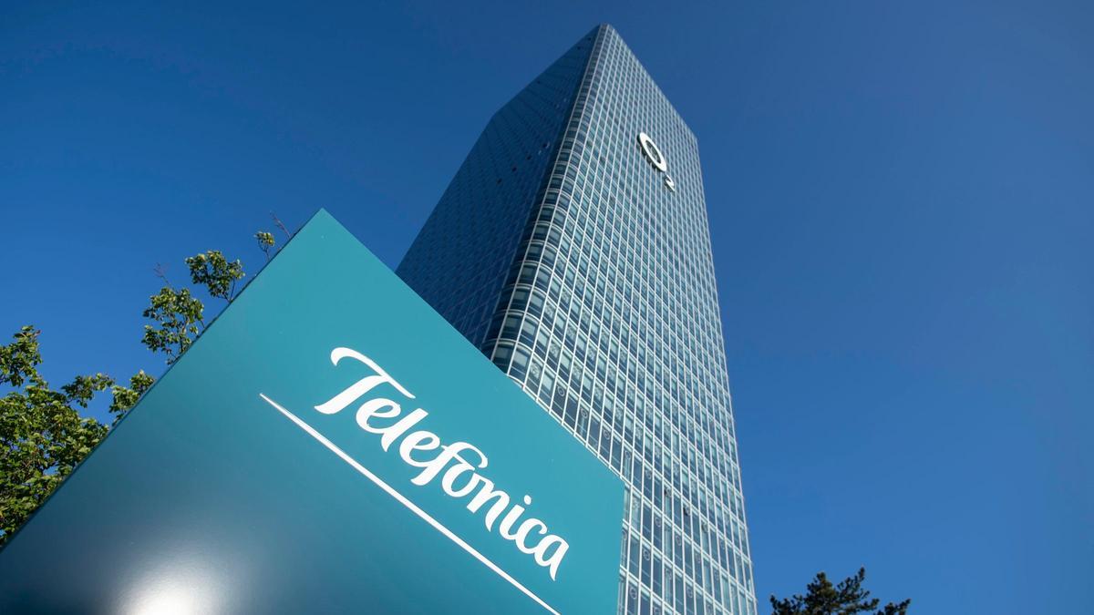 El logo de Telefónica en una sede de la empresa.