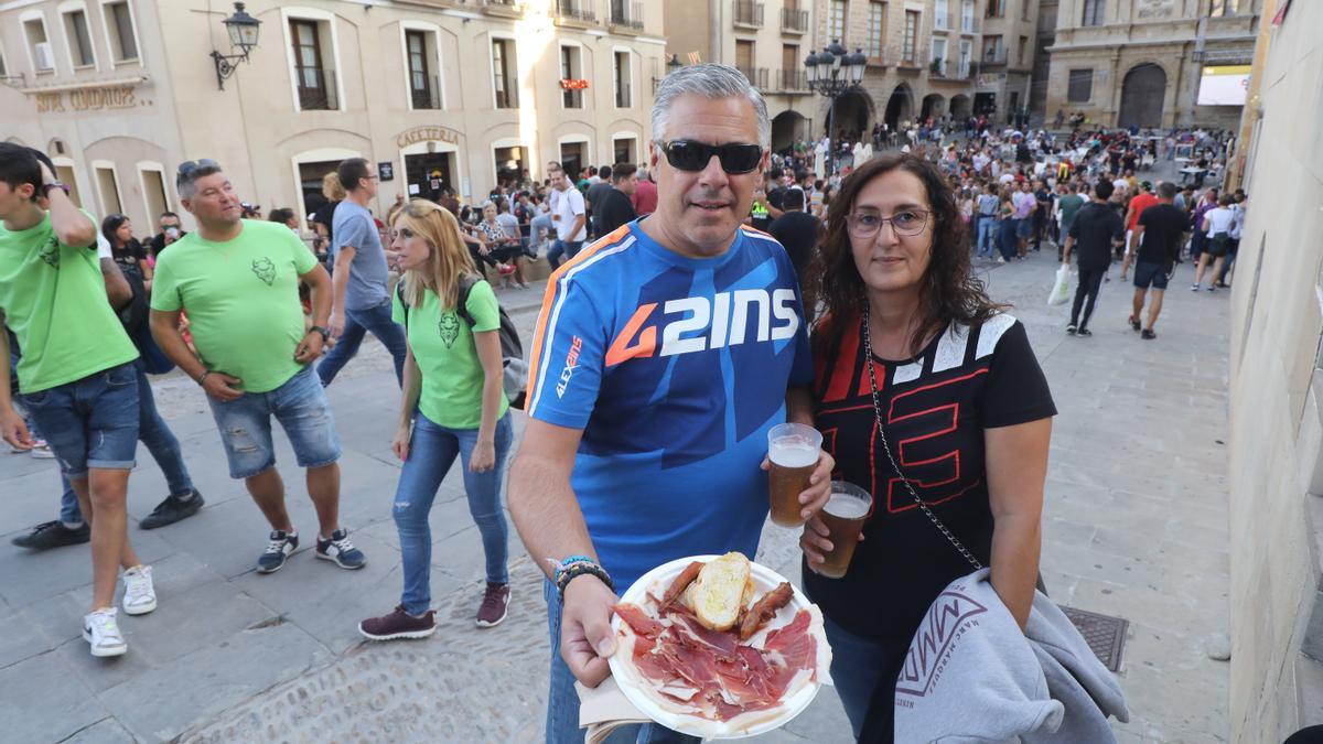 Una pareja muestra su merienda en la plaza de España