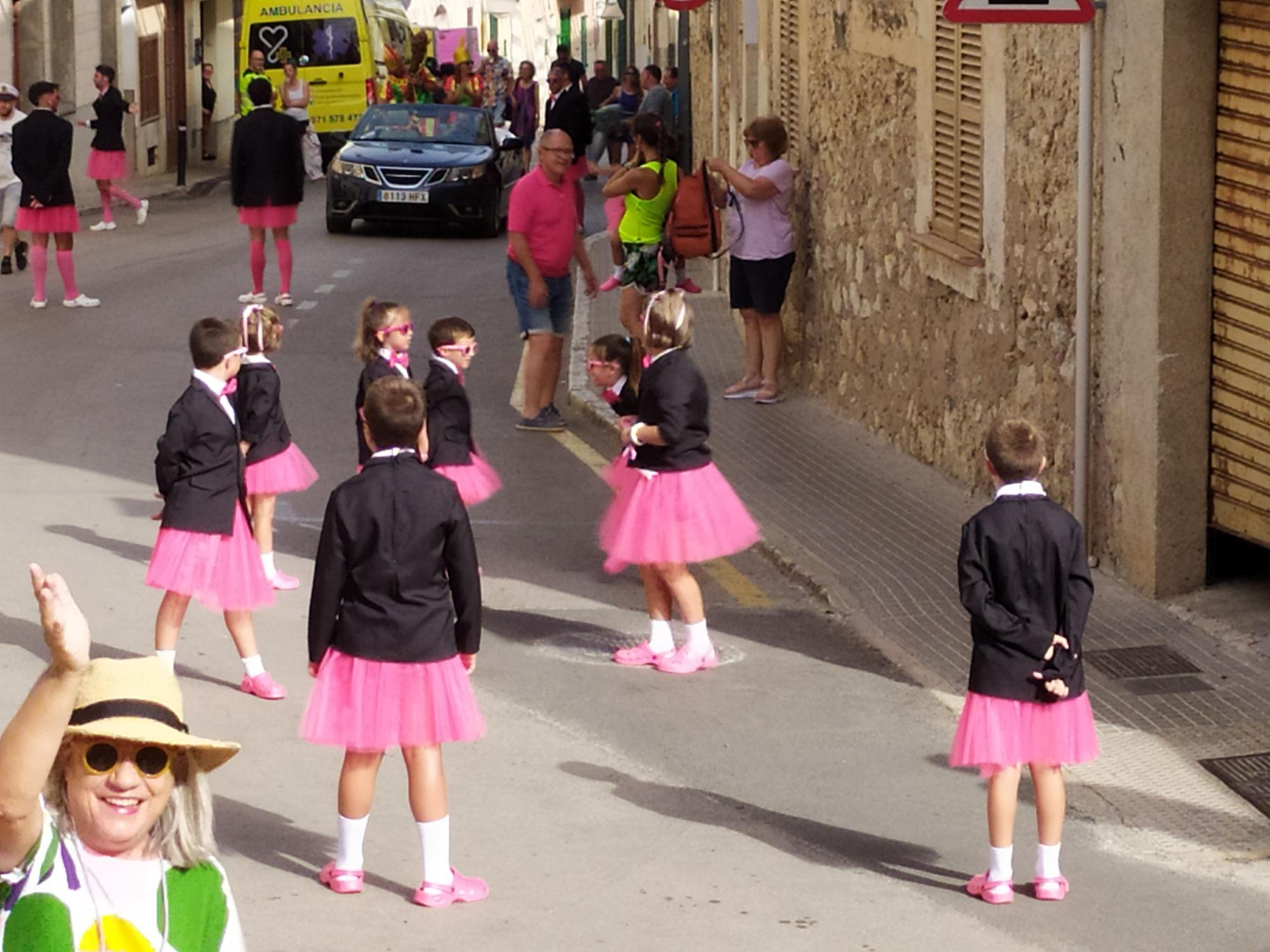 El ‘Carnaval d’estiu’ llena de color Campanet